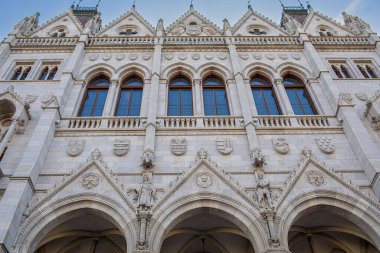 Budapeşte, Macaristan - 5 Temmuz 2023: Macaristan Parlamentosu Cephesi. Görüntü Kossuth Lajos Meydanı 'ndan. Yüksek kalite fotoğraf