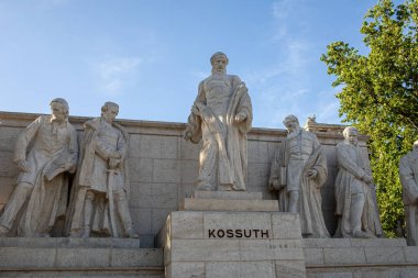 Budapeşte, Macaristan - 4 Temmuz 2023: Macar parlamento meydanında Kossuth Lajos Heykeli. Yüksek kalite fotoğraf