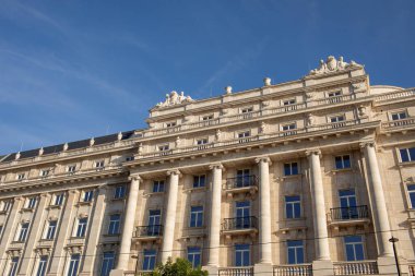 Budapeşte, Macaristan - 4 Temmuz 2023: Lajos Kossuth Meydanı 'ndaki tarihi binalar, parlamentonun karşısında. Yüksek kalite fotoğraf