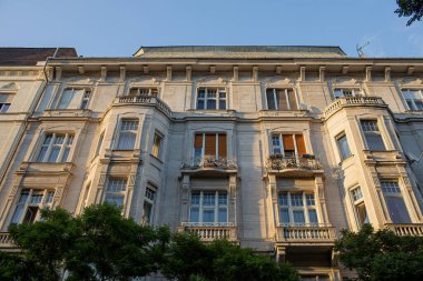 Budapeşte, Macaristan - 22 Mayıs 2023: Tarihi bir binanın cephesi .