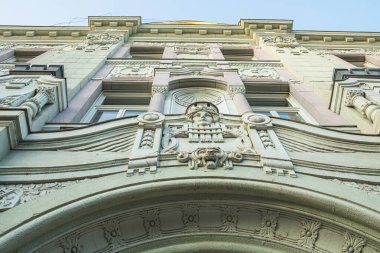 Szeged, Macaristan - 21 Ağustos 202: Szechenyi Meydanı 'ndaki tarihi bina cephesi. Yüksek kalite fotoğraf