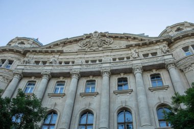 Budapeşte, Macaristan - 22 Mayıs 2023: Tarihi bir binanın cephesi .