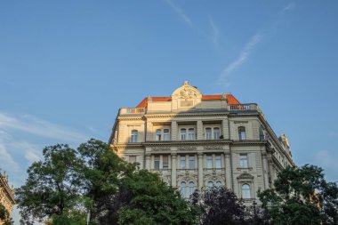 Budapeşte, Macaristan - 22 Mayıs 2023: Tarihi bir binanın cephesi .