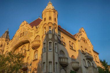 Szeged, Macaristan - 21 Ağustos 202: Tisza Lajos Korut 'taki Grof Palace cephesi. Yüksek kalite fotoğraf