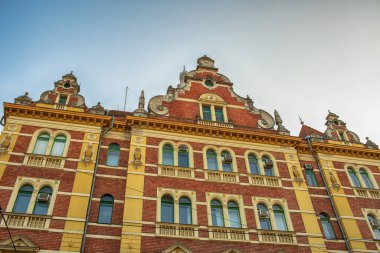 Szeged, Macaristan - 21 Ağustos 2022: Tisza Lajos Korut 'taki tarihi bina cephesi. Yüksek kalite fotoğraf