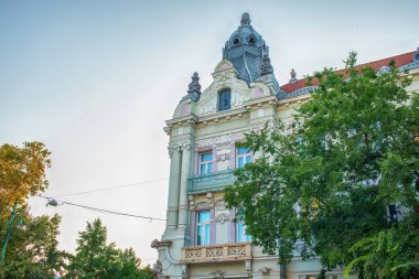 Szeged, Macaristan - 21 Ağustos 2023: Szechenyi Meydanı 'ndaki tarihi bina cephesi. Yüksek kalite fotoğraf