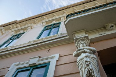 Nagykanisza, Macaristan - 3 Ağustos 2023: tarihi bina cephesi. Yüksek kalite fotoğraf