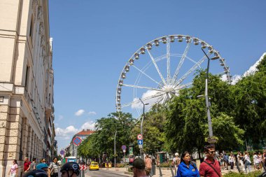 Budapeşte, Macaristan - 5 Temmuz 2023: Budapeşte, Macaristan 'daki Elisabeth Meydanı' nda dönme dolap.