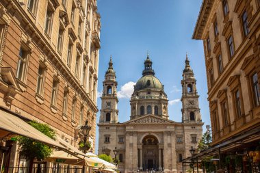 Budapeşte, Macaristan - 18 Haziran 2023: Güneşli bir günde Aziz Stephen Katedrali manzarası. Yüksek kalite fotoğraf