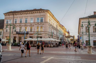 Szeged, Macaristan - 21 Ağustos 2023: Yaz akşamı kent merkezi. Yüksek kalite fotoğraf