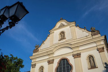 Boşluk, Macaristan - 5 Temmuz 2023: ana meydandaki beyazlar kilisesi. Yüksek kalite fotoğraf