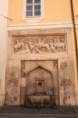 Szekesfehervar, Macaristan - 25 Ağustos 2023: Şehir merkezindeki duvar çeşmesi. Yüksek kalite fotoğraf