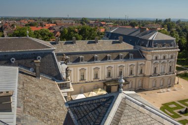 Keszthely, Macaristan - 15 Temmuz 2023: Festetics Palace 'ın barok kulesinden görüntü. Yüksek kalite fotoğraf