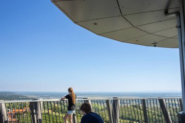 Lendava, Slovenya - 13 Ağustos 2023: Gözetleme kulesinden renkli manzara ve üzüm bağları manzarası. Lendavske Gorice manzarası. Yüksek kalite fotoğraf