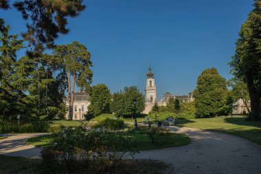Keszthely, Macaristan - 15 Temmuz 2023: Festetics Castle Palace 'a park. Yüksek kalite fotoğraf