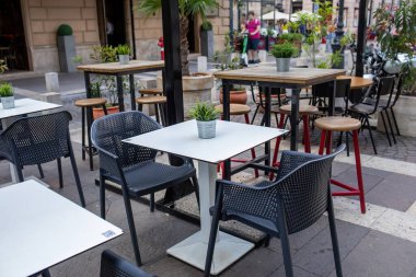 Şehir merkezindeki restoran terası. Yaz mevsimi. Yüksek kalite fotoğraf