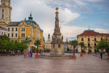 Pecs, Macaristan - 15 Ağustos 2023: Sıcak bir yaz gününde ana meydanın manzarası. Yüksek kalite fotoğraf