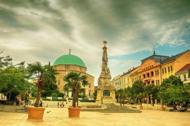 Pecs, Macaristan - 15 Ağustos 2023: Sıcak bir yaz gününde ana meydanın manzarası. Yüksek kalite fotoğraf