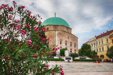 Pecs, Macaristan - 15 Ağustos 2023: Ana meydandaki cami manzarası. Yüksek kalite fotoğraf