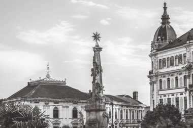 Pecs, Macaristan - 15 Ağustos 2023: Sıcak bir yaz gününde ana meydanın manzarası. Yüksek kalite fotoğraf