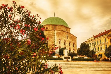 Pecs, Macaristan - 15 Ağustos 2023: Ana meydandaki cami manzarası. Yüksek kalite fotoğraf