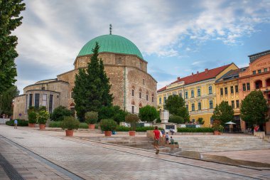 Pecs, Macaristan - 15 Ağustos 2023: Ana meydandaki cami manzarası. Yüksek kalite fotoğraf