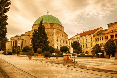 Pecs, Macaristan - 15 Ağustos 2023: Ana meydandaki cami manzarası. Yüksek kalite fotoğraf