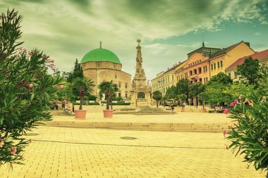 Pecs, Macaristan - 15 Ağustos 2023: Ana meydanın manzarası. Yüksek kalite fotoğraf