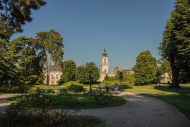 Keszthely, Macaristan - 15 Temmuz 2023: Festetics Castle Palace 'a park. Yüksek kalite fotoğraf