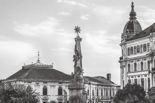 Pecs, Macaristan - 15 Ağustos 2023: Sıcak bir yaz gününde ana meydanın manzarası. Yüksek kalite fotoğraf