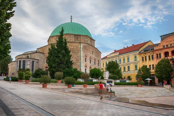 Pecs, Macaristan - 15 Ağustos 2023: Ana meydandaki cami manzarası. Yüksek kalite fotoğraf