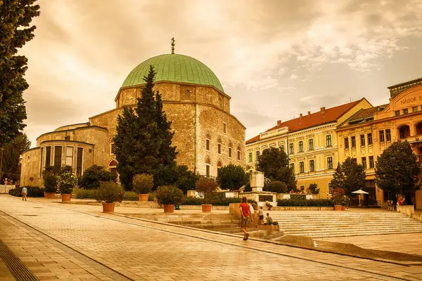 Pecs, Macaristan - 15 Ağustos 2023: Ana meydandaki cami manzarası. Yüksek kalite fotoğraf