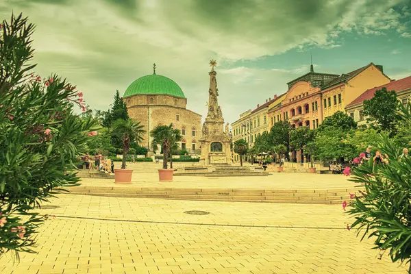 Pecs, Macaristan - 15 Ağustos 2023: Ana meydanın manzarası. Yüksek kalite fotoğraf