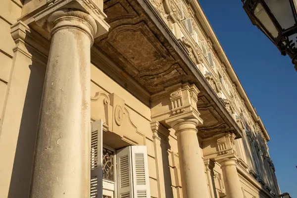 Keszthely, Macaristan - 15 Temmuz 2023: Festetics Castle Palace Cephesi. Yüksek kalite fotoğraf