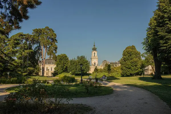 Keszthely, Macaristan - 15 Temmuz 2023: Festetics Castle Palace 'a park. Yüksek kalite fotoğraf