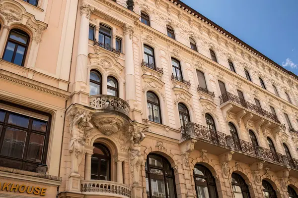 Budapeşte, Macaristan - 18 Haziran 2023: Şehir merkezindeki tarihi bina. Yüksek kalite fotoğraf