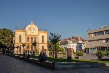 Pecs, Macaristan - 15 Ağustos 2023: Sıcak ve güneşli bir günde şehir merkezi. Yüksek kalite fotoğraf