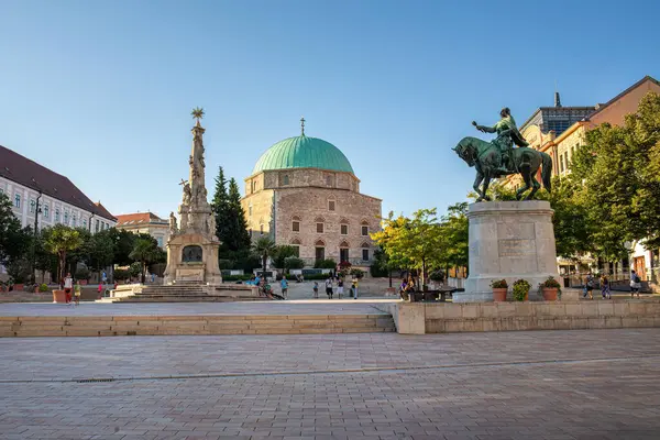 Pecs, Macaristan - 15 Ağustos 2023: Sıcak bir yaz gününde ana meydanın manzarası. Yüksek kalite fotoğraf