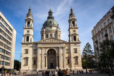 Budapeşte, Macaristan - 18 Ekim 2023: Güneşli bir günde St. Stephen Katedrali manzarası. Yüksek kalite fotoğraf