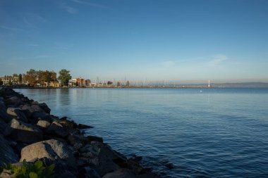 Balaton Gölü kıyısında kayalar. Yüksek kalite fotoğraf