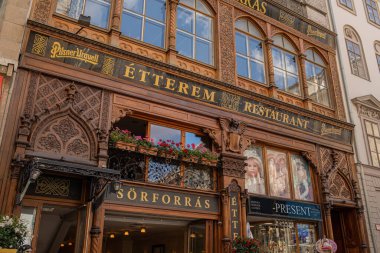 Budapeşte, Macaristan - 22 Mayıs 2023: Ünlü Vaci Caddesi 'ndeki Restoran Cephesi. Yüksek kalite fotoğraf