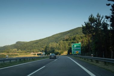 Nitra, Slovakya - 18 Haziran 2023: Güney Slovakya 'daki R1 otobanından görüntüler. Güzel yaz manzarası. Yüksek kalite fotoğraf