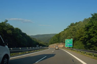 Nitra, Slovakya - 18 Haziran 2023: Güney Slovakya 'daki R1 otobanından görüntüler. Güzel yaz manzarası. Yüksek kalite fotoğraf