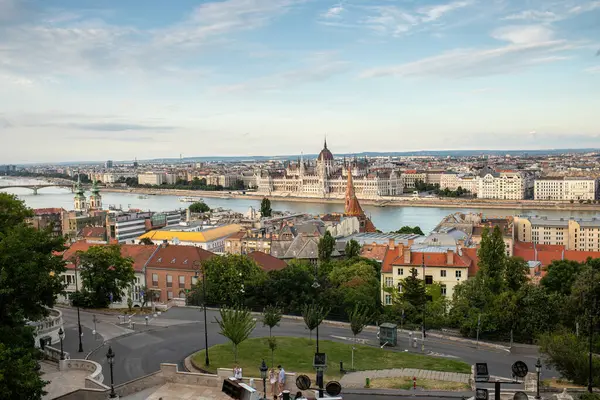 Budapeşte, Macaristan - 8 Temmuz 2023: Yaz akşamları Fishermans kalesinden Budapeşte 'nin panoramik manzarası. Yüksek kalite fotoğraf