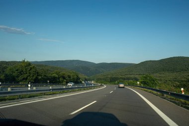 Nitra, Slovakya - 18 Haziran 2023: Güney Slovakya 'daki R1 otobanından görüntüler. Güzel yaz manzarası. Yüksek kalite fotoğraf