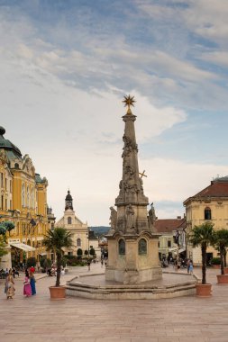 Pecs, Macaristan - 15 Ağustos 2023: Sıcak bir yaz gününde ana meydanın manzarası. Yüksek kalite fotoğraf