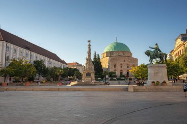 Pecs, Macaristan - 15 Ağustos 2023: Sıcak bir yaz gününde ana meydanın manzarası. Yüksek kalite fotoğraf