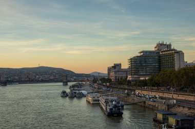Budapeşte, Macaristan - 7 Ekim 2022: Tuna Nehri kıyısı, Elisabeth Köprüsü 'nden gün batımında manzara. Yüksek kalite fotoğraf