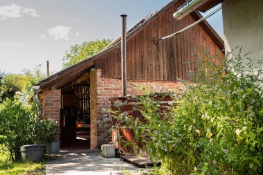 Yaz mevsiminde geleneksel kır evi ve bahçe manzarası. - Evet. Yüksek kalite fotoğraf