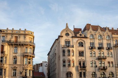 Budapeşte, Macaristan - 7 Ekim 2022: Marcius 15 meydanındaki tarihi bina. Yüksek kalite fotoğraf